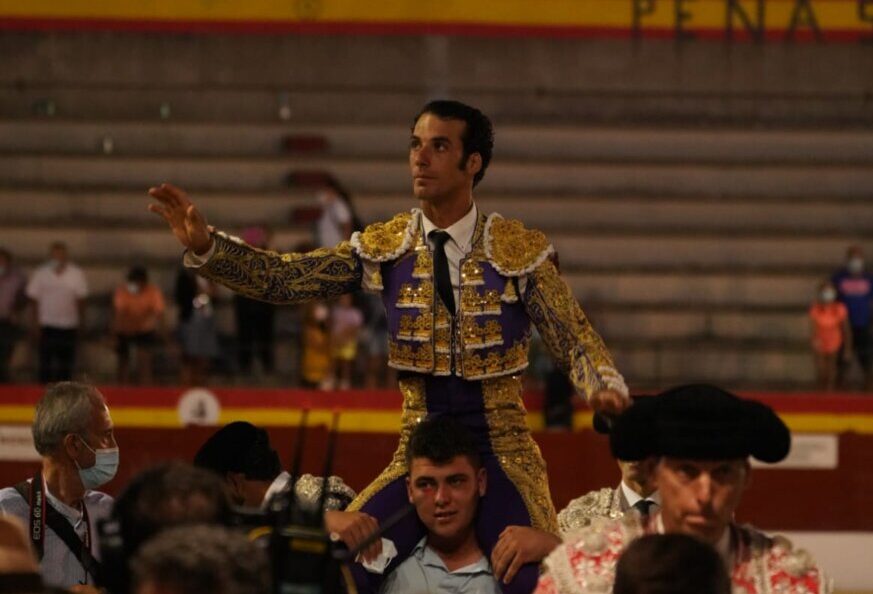 La izquierda de Morenito reluce con victorinos en El Casar