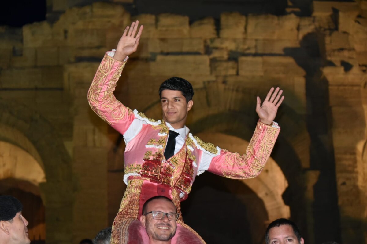 Golpe en la mesa de Adam Samira