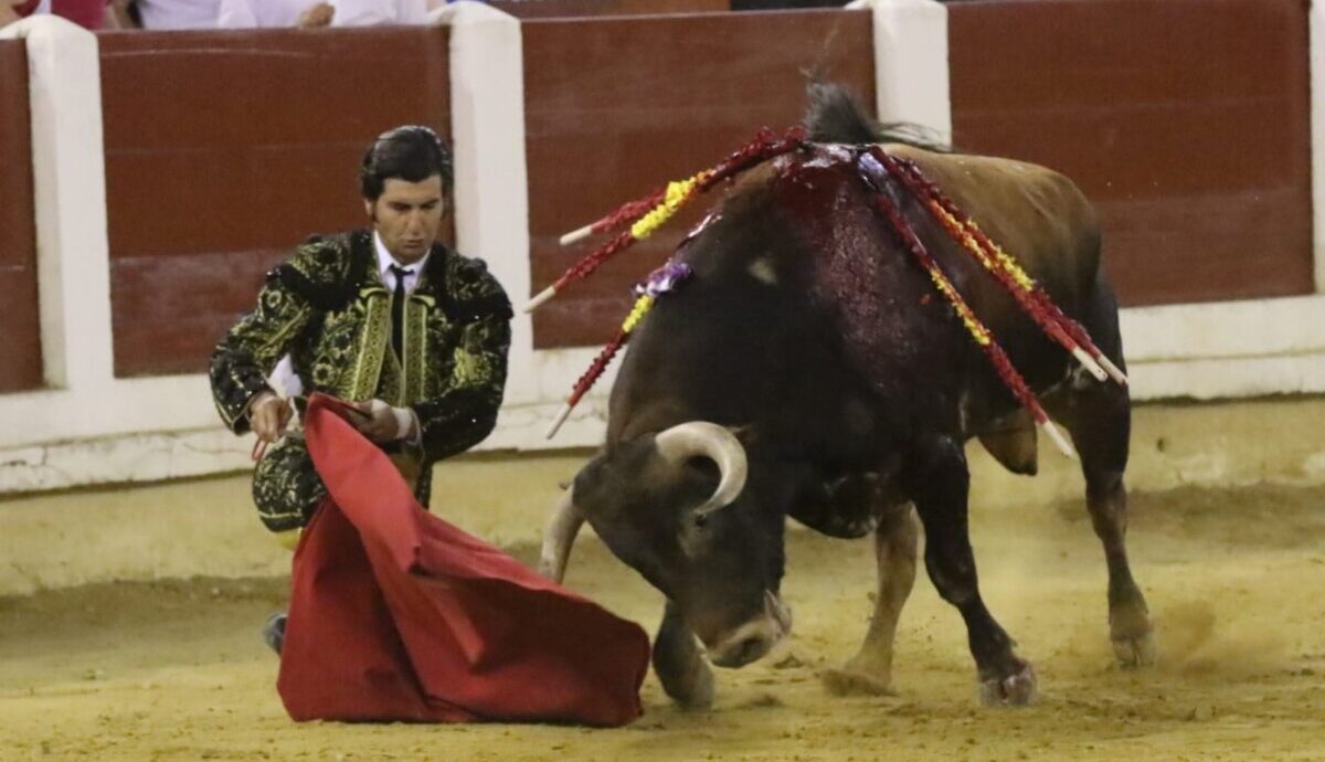 Morante cuaja una faena de otro tiempo y Manzanares saca el manual del temple