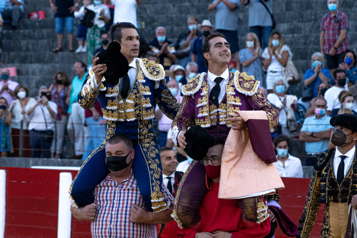 Santoña: la entrega total de El Fandi y el empaque de Manzanares