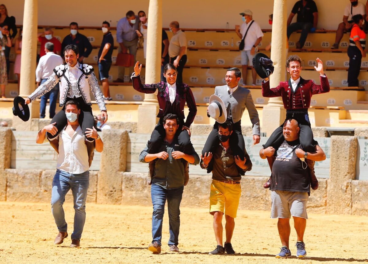 Triple puerta grande en la matinal de rejones de Ronda