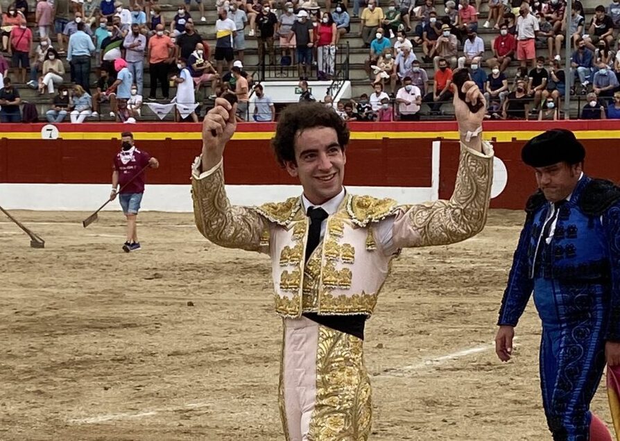 Víctor Hernández se lleva la tarde en El Casar frente a un gran novillo de Juan Manuel Criado
