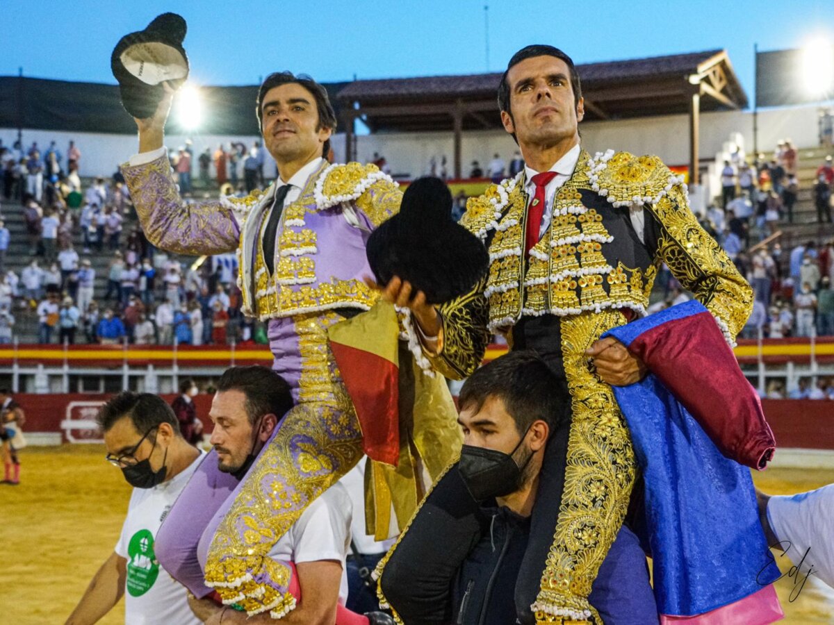Miguel Ángel Perera y Emilio de Justo, puerta grande en Medina del Campo