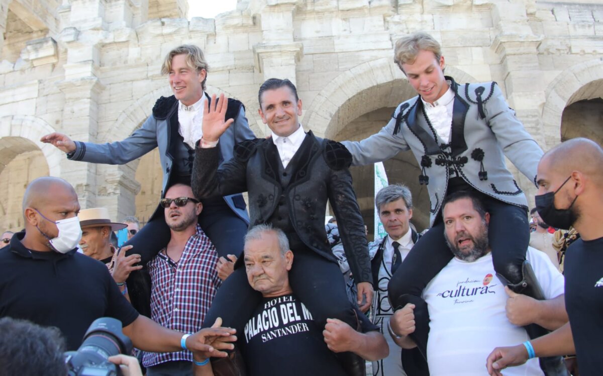 Los tres jinetes, a hombros en una gran matinal en Arles