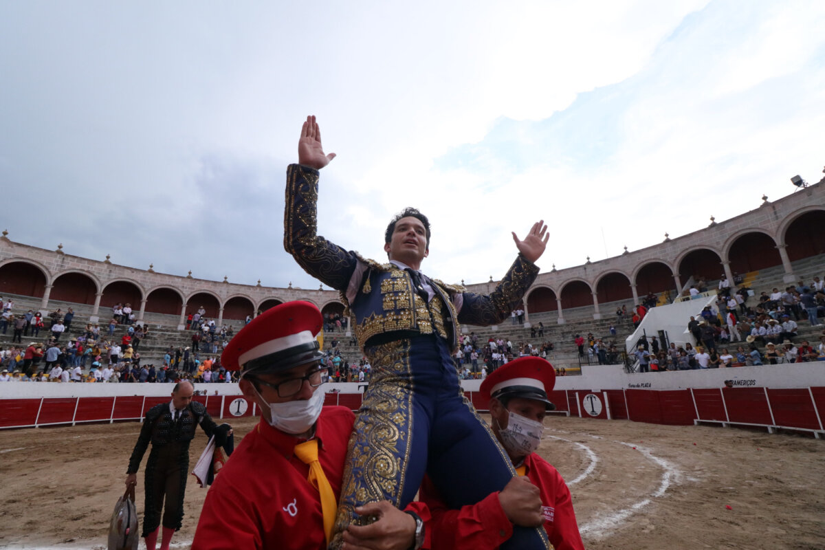 Antonio García "El Chihuahua", tres orejas y puerta grande en Yahualica