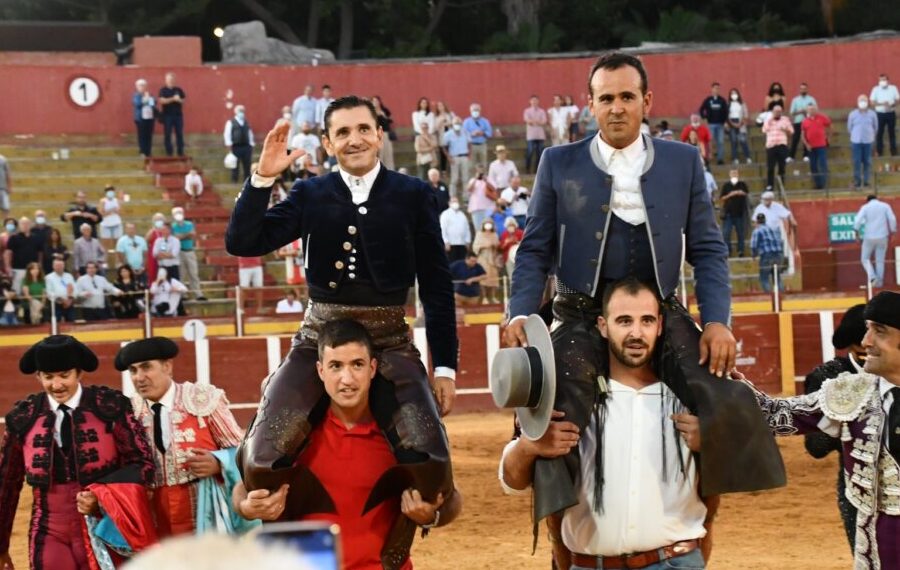 Ferrer Martín, puerta grande en el día de su alternativa junto a Diego Ventura