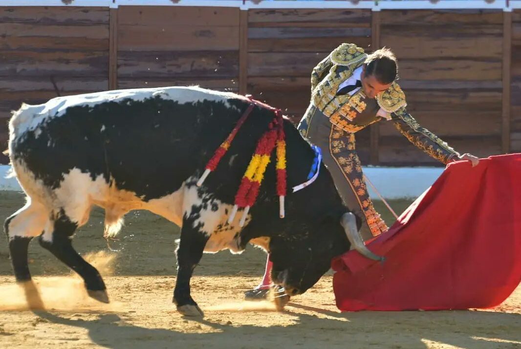 Sánchez Vara y Paulita, una oreja cada uno en Villa del Prado