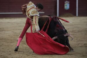 Fernando Adrián, con el bravo toro de Zacarías en Valdemorillo