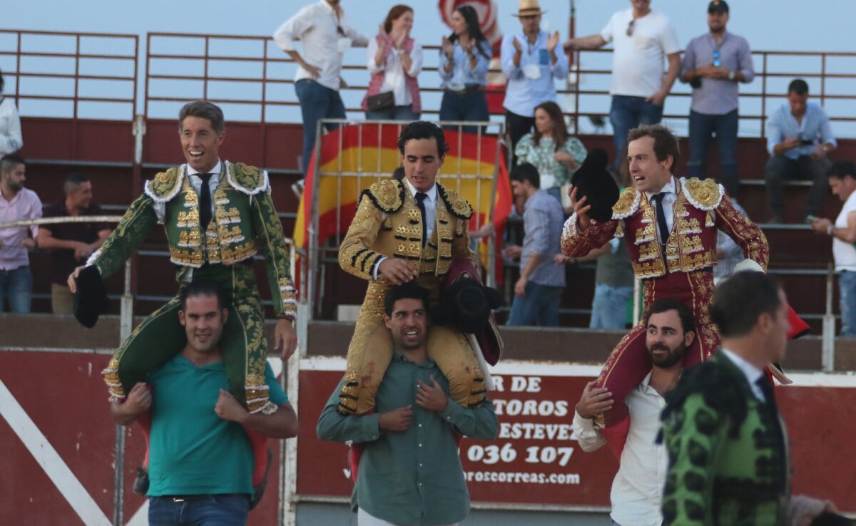 La terna se reparte diez trofeos en Villamanrique