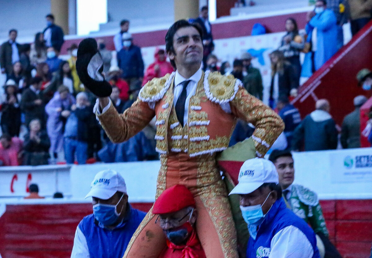 Un pletórico Morante y un bravo Perera en Latacunga