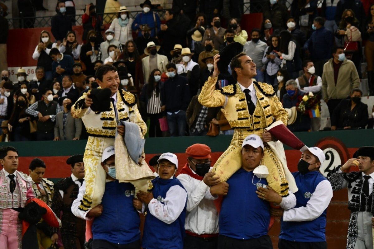 El Fandi y Juan Pablo Díaz, a hombros en Riobamba