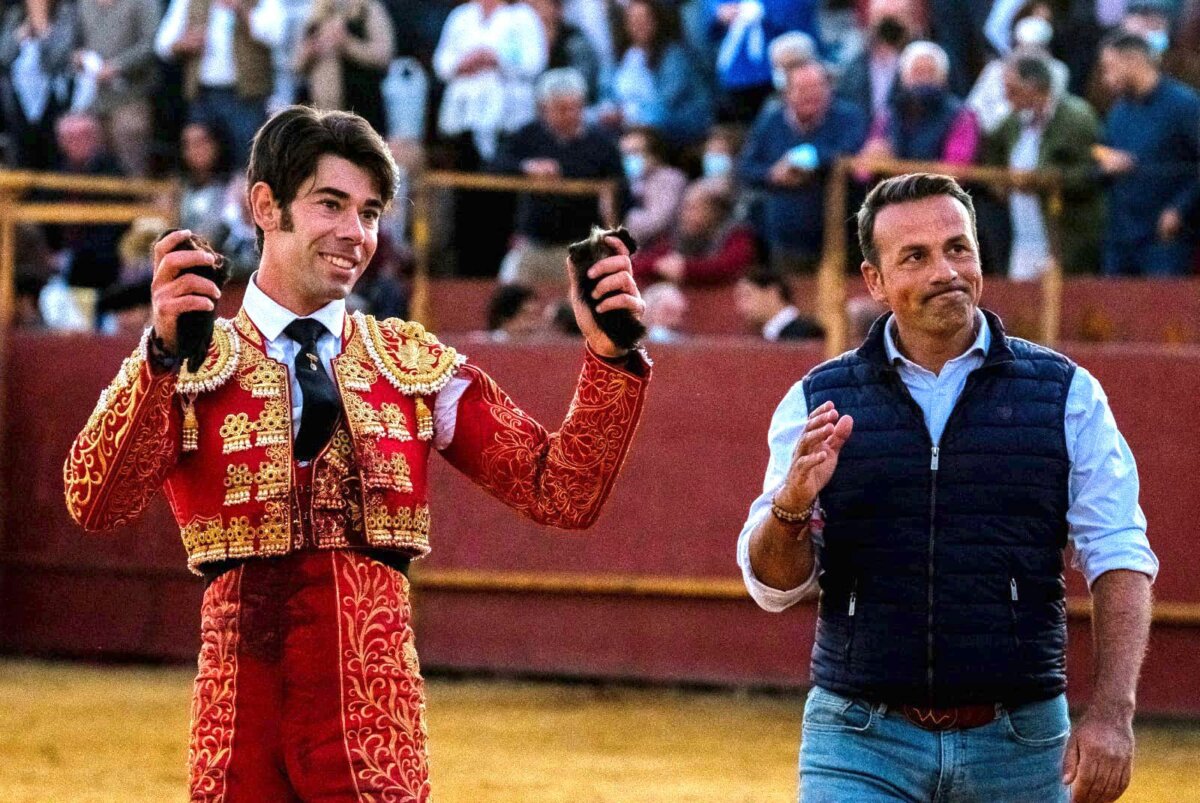 Curro Díaz, Mario Sotos y Manuel Casado, a hombros en Lora del Río