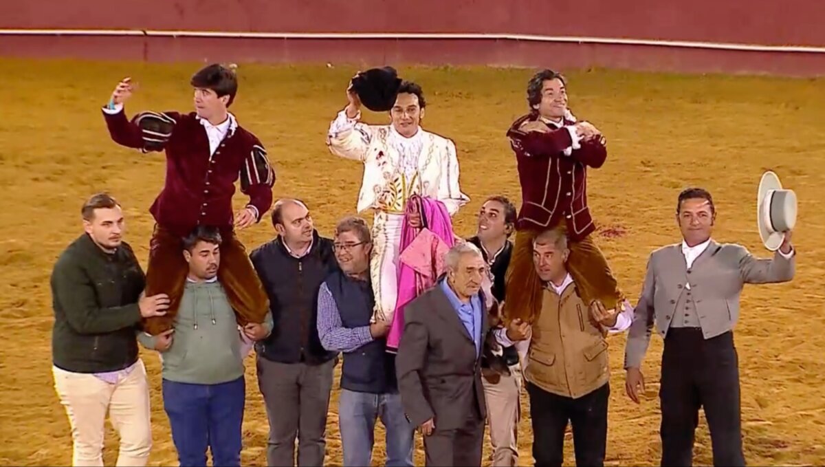 Entretenida y triunfal tarde en Cazalla de la Sierra