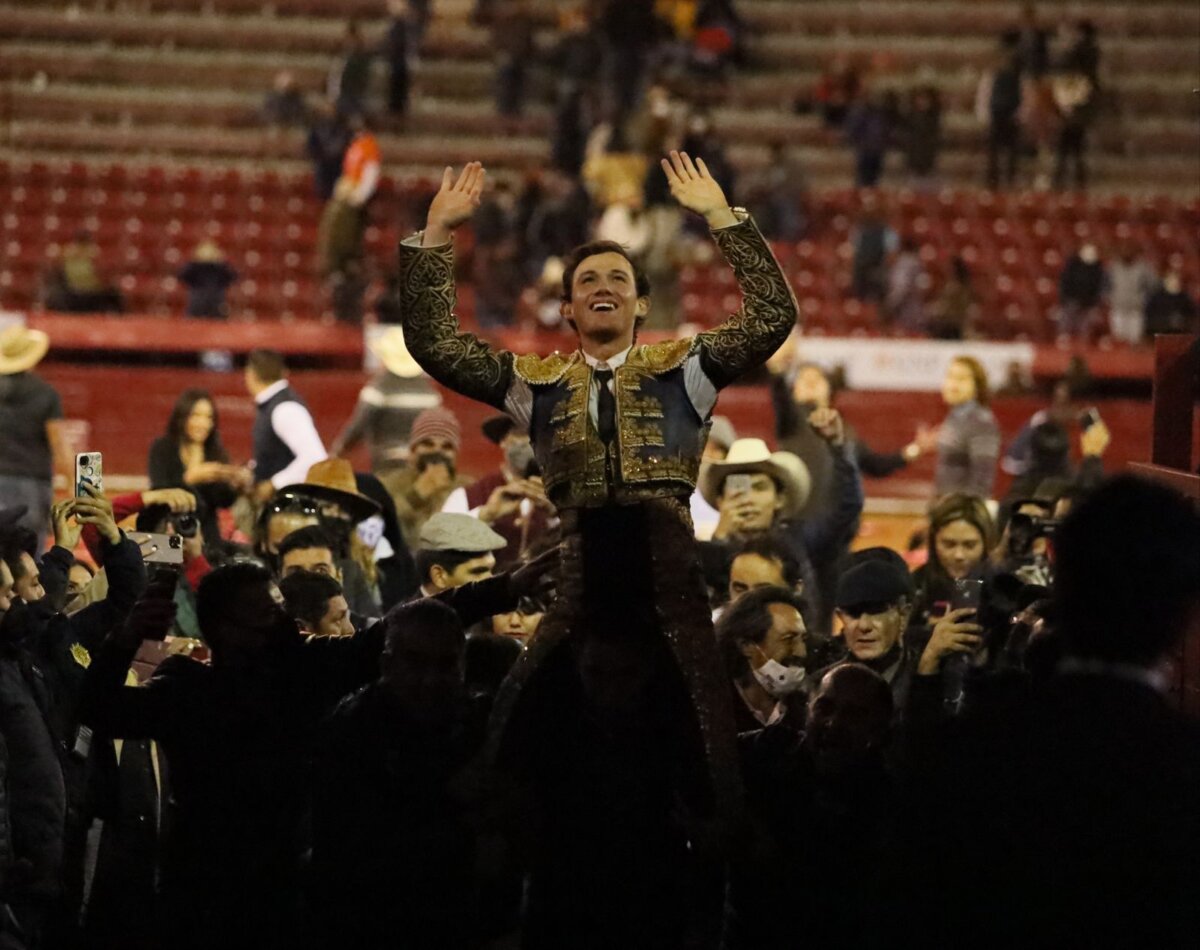 Miguel Aguilar, a hombros en la Plaza México