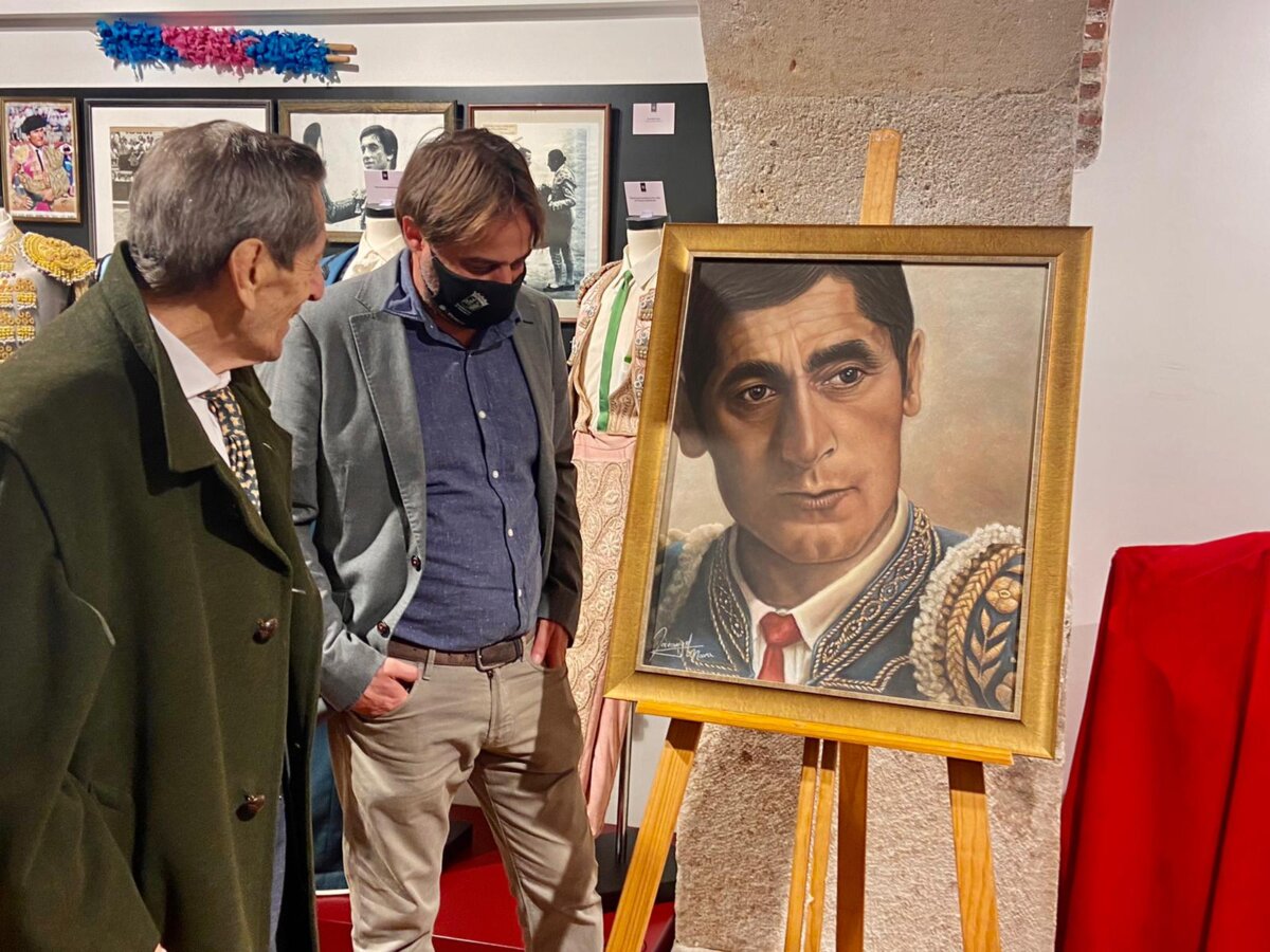 Andrés Vázquez dona una cuadro de su persona al Museo Taurino de Salamanca