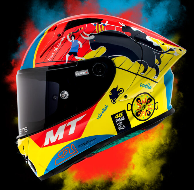 El piloto Sergio García hace gala de su afición taurina en su nuevo casco