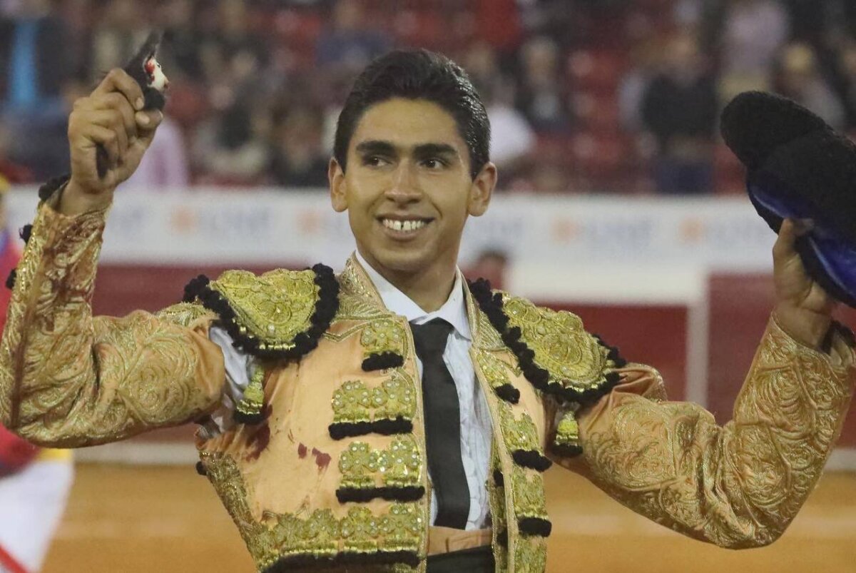 Oreja para Héctor Gutiérrez en La México en su despedida como novillero