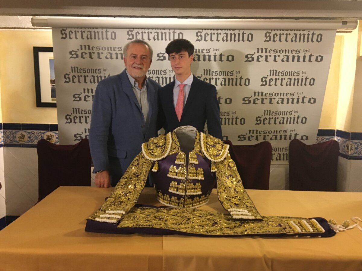 Joselito Sánchez recibe un vestido de luces por su triunfo en Sevilla