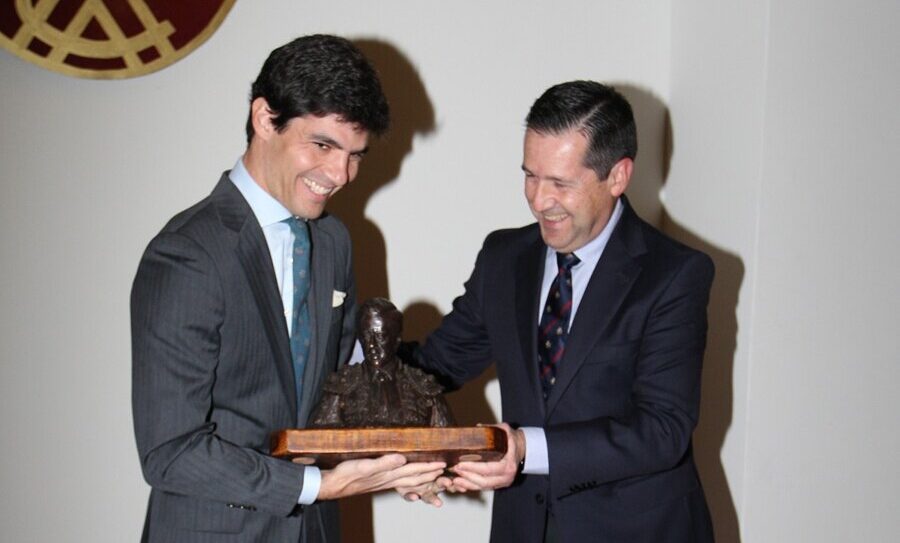 Pablo Aguado recoge el Memorial Manolo Vázquez en El Aero