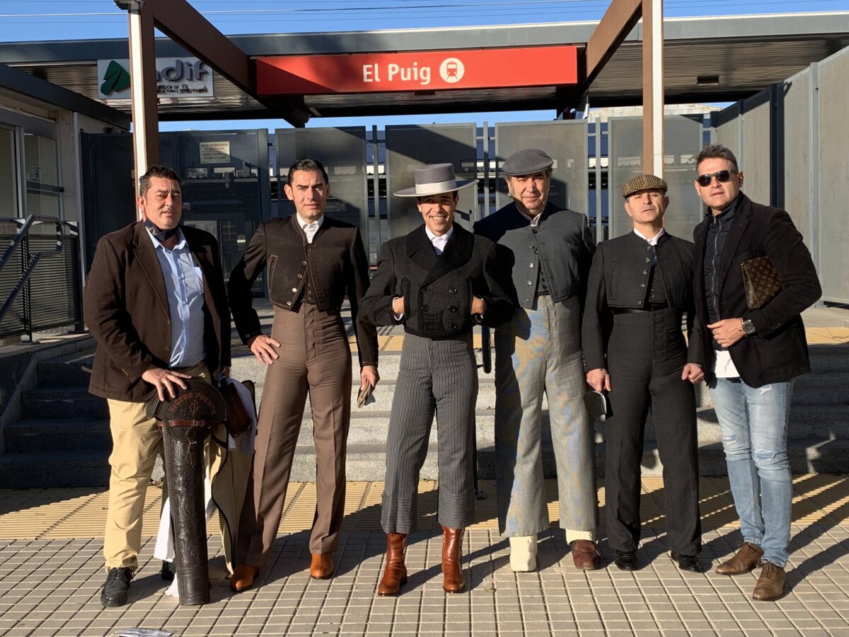 En tren de cercanías, así llegaron los toreros al festival de Valencia debido a la maratón