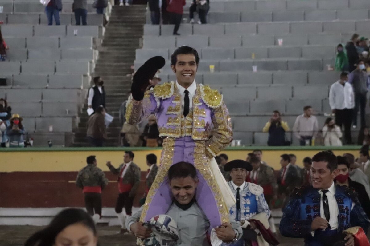 Diego San Román, a hombros en Apizaco