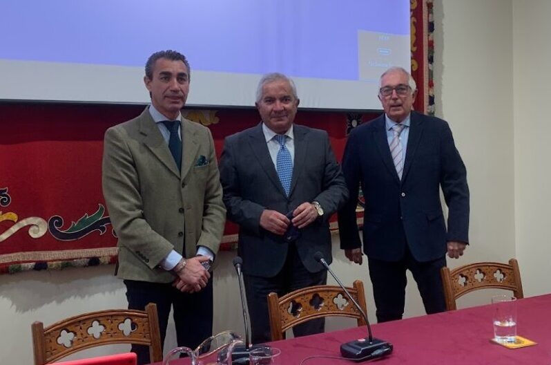 Aula Taurina celebra los cincuenta años de alternativa de José Luis Galloso