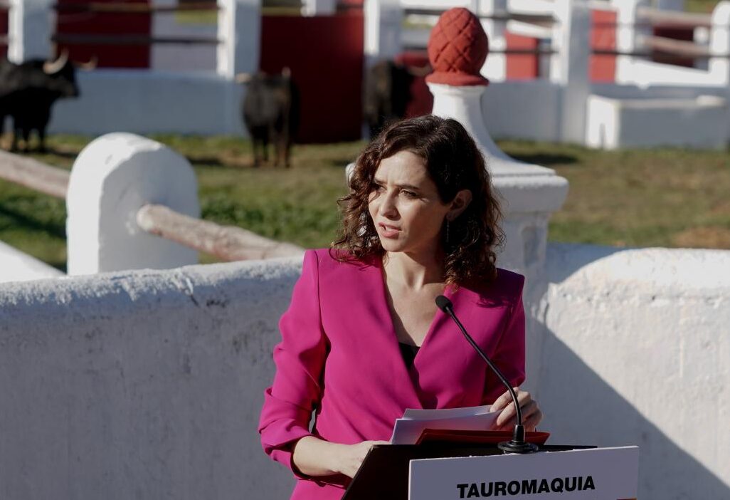 Díaz Ayuso y Martínez-Almeida visitan a la Escuela Taurina en la Venta del Batán