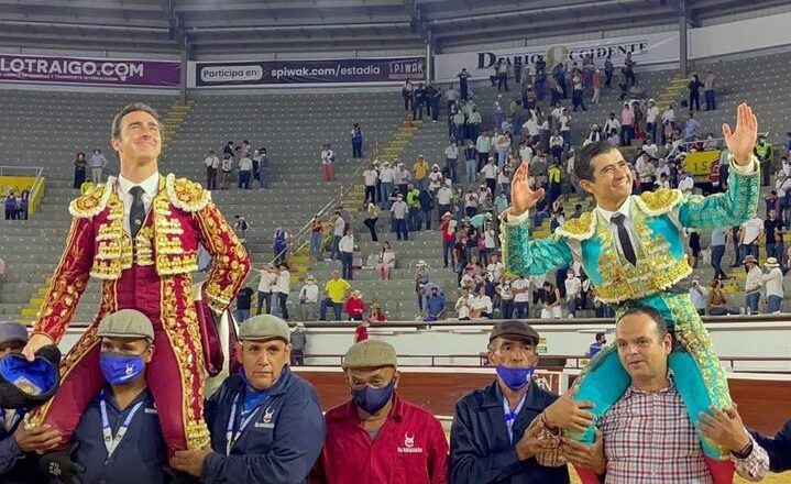 El Fandi arrolla en Cali con cuatro orejas y sale a hombros con Adame