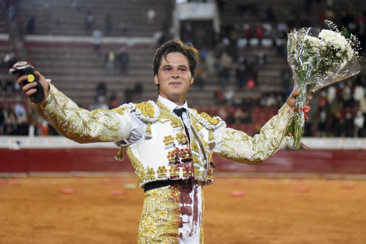 El toricantano Juan Pedro Llaguno corta la única oreja del festejo en La México