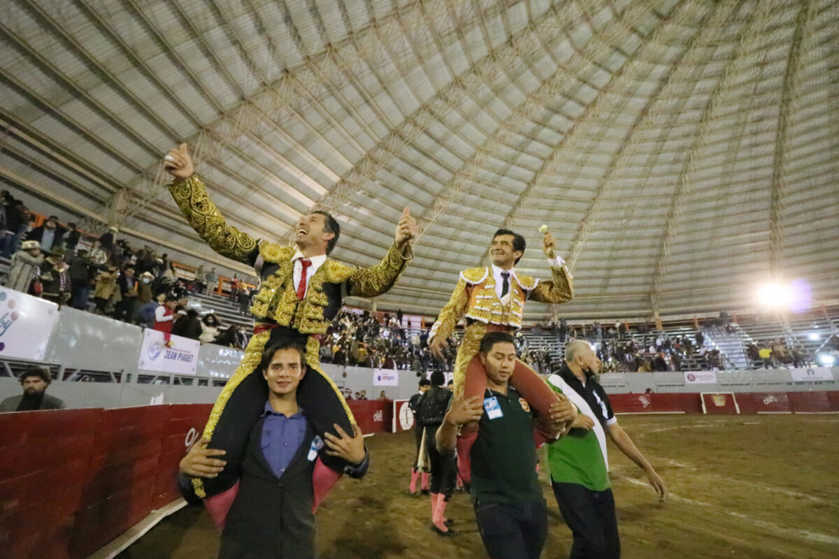 Jerónimo y Joselito Adame, a hombros en Moroleón