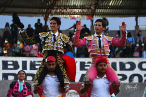 Calita y Francisco Martínez, en volandas en Presas.