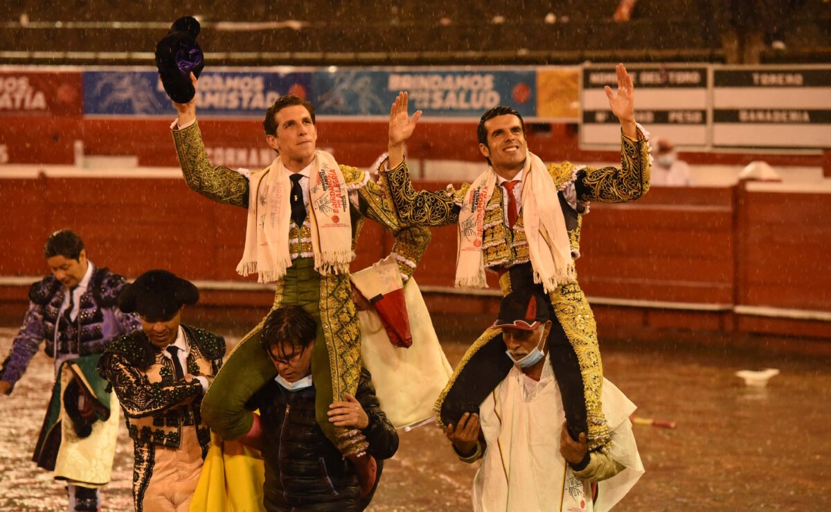 Gran faena de Emilio de Justo, a hombros con Ginés Marín en Manizales