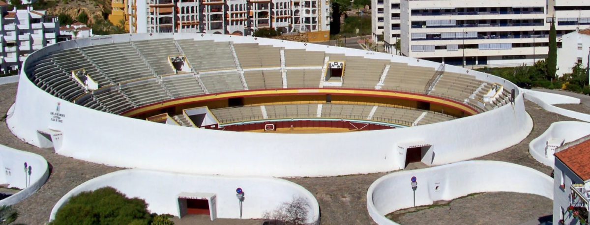 Cartel de máximas figuras para el cincuentenario aniversario de la plaza de Estepona