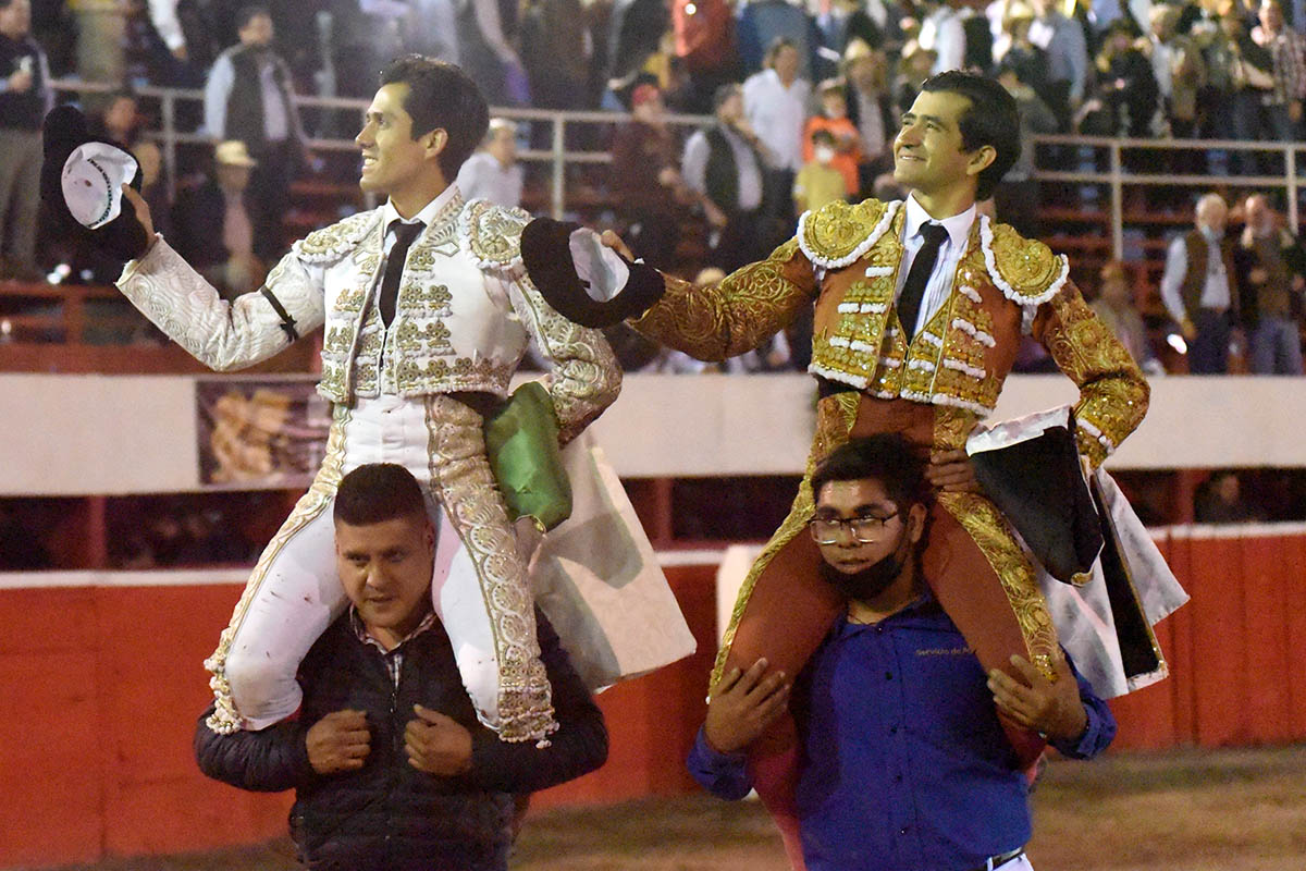 Juan Fernando y Joselito dan un golpe sobre la mesa en Monterrey