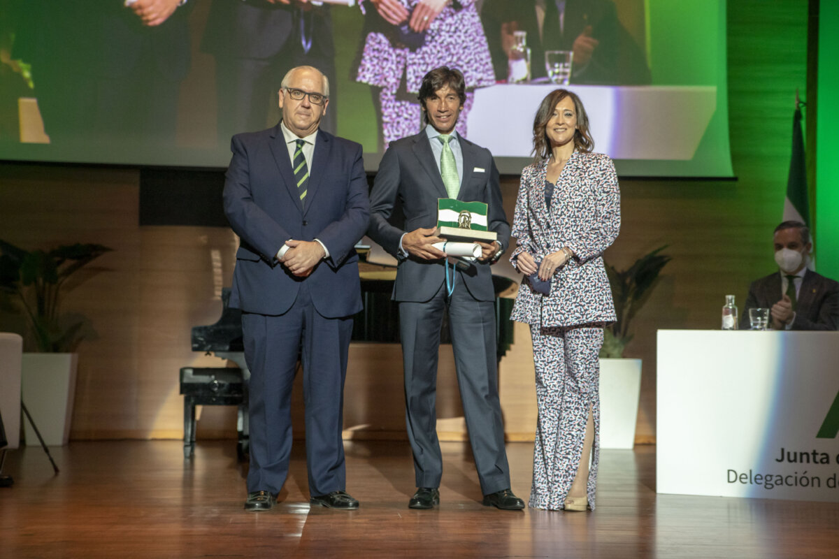 Curro Díaz recoge la Bandera de Andalucía a las Artes