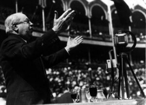 Manuel Azaña pronunciando un discurso en la vieja plaza de toros de la carretera de Aragón.