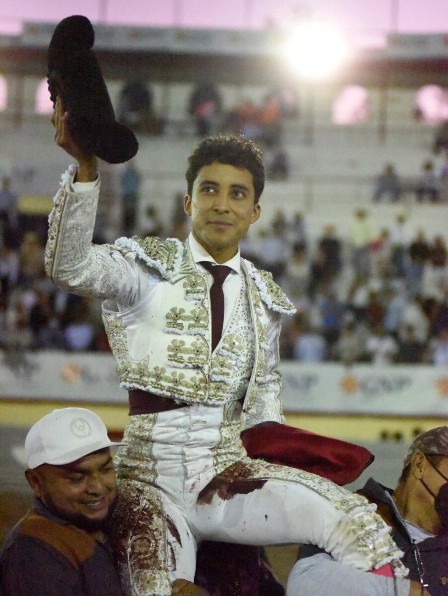 Leo Valadez, a hombros en Irapuato