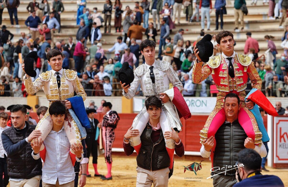 Triple puerta grande en el triple debut con picadores en Morón de la Frontera