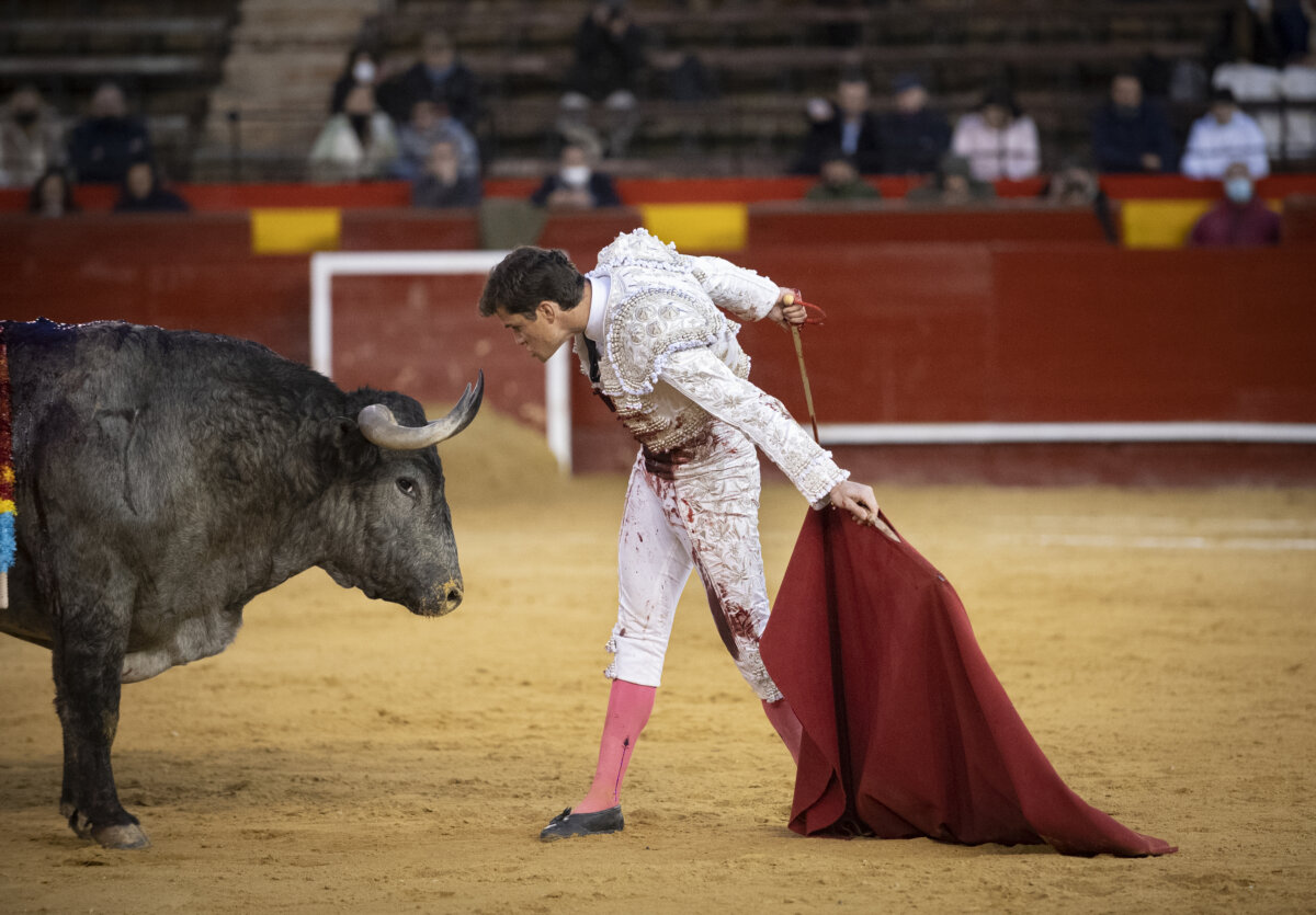 Daniel Luque le planta cara a los victorinos en Valencia