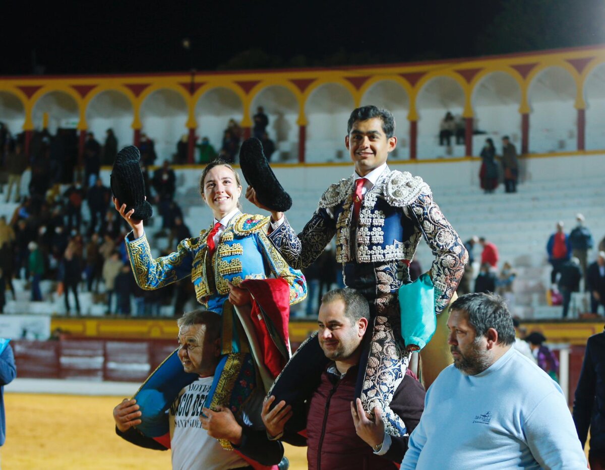 Alejandro Adame y Raquel Martín, a hombros en Olivenza
