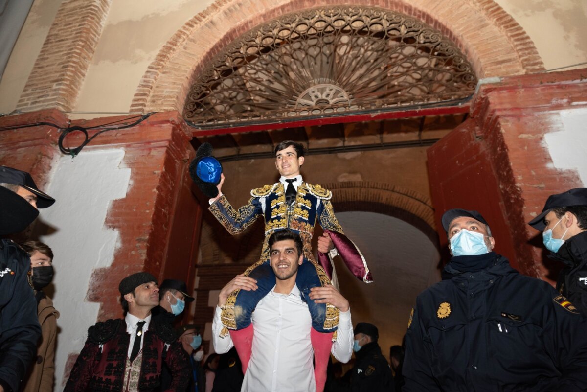Joan Marín, a hombros en la primera novillada de Castellón