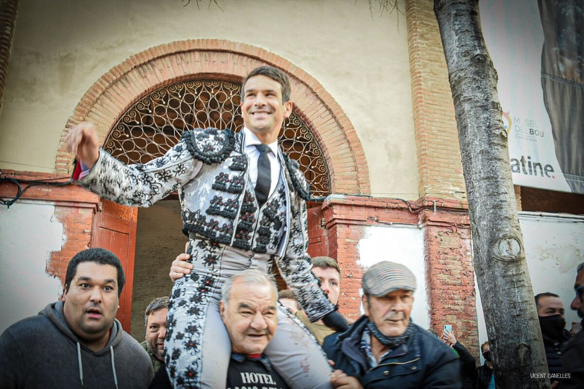 Puerta grande para Manzanares, que continúa su romance con Castellón