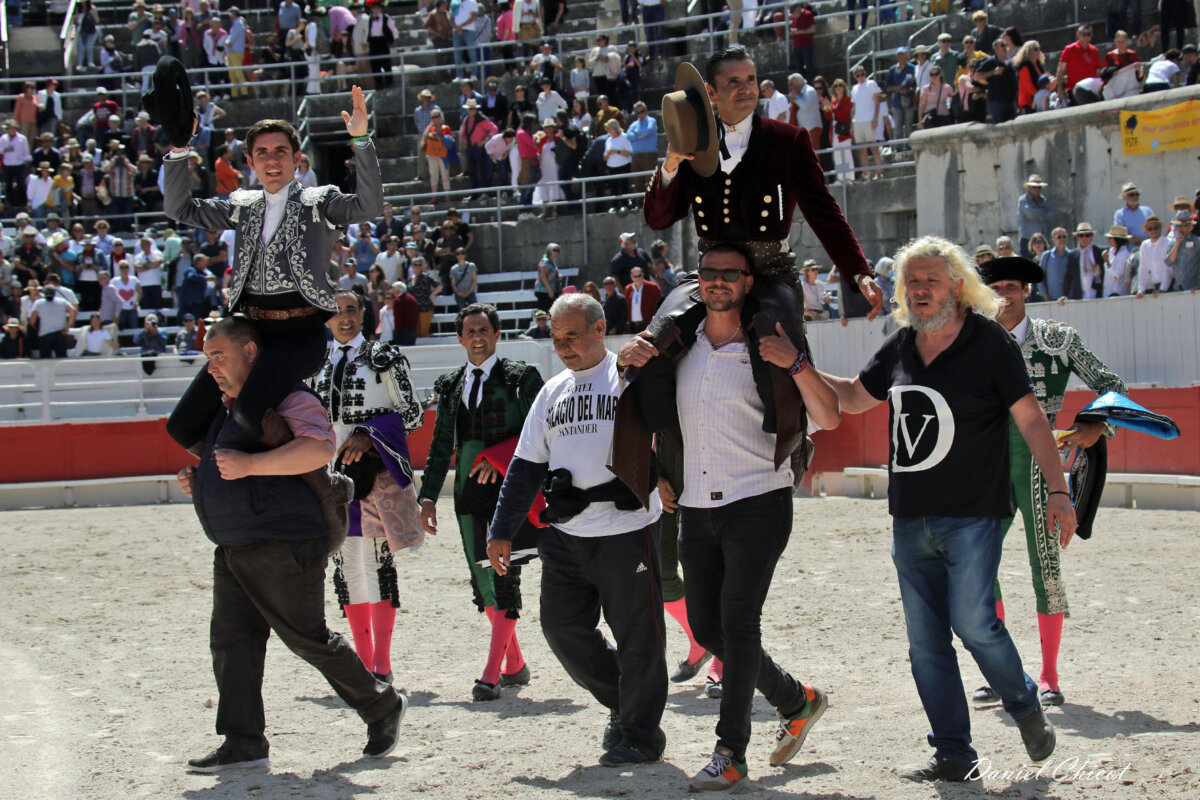 Exhibición de Ventura, a hombros con Guillermo Hermoso de Mendoza en Arles
