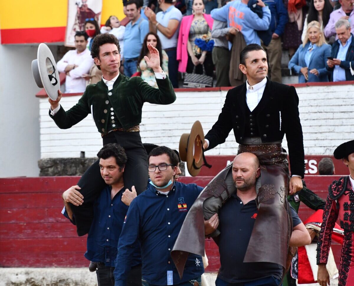 Ventura, cuatro orejas, y Leonardo, dos, en Arenas de San Pedro