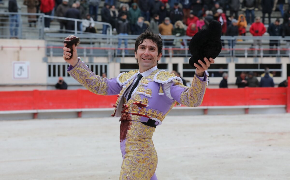 Lamelas corta la única oreja de la tarde en el vendaval de Saint Martin de Crau