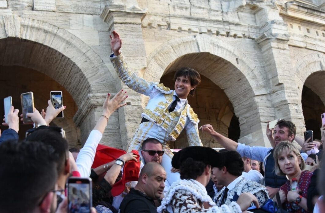 Roca Rey lo borda ante una buena corrida de La Quinta en Arles