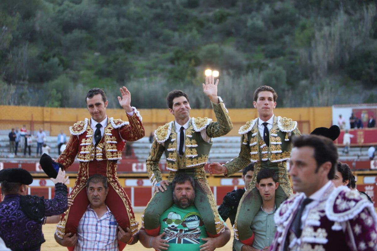 Gran triunfo de la terna, a hombros en la Corrida de la Piel de Ubrique