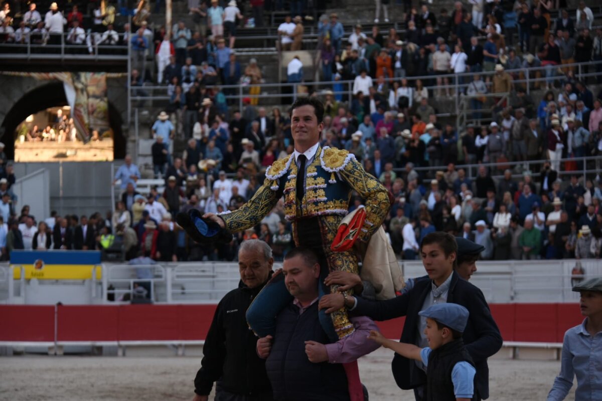 Tres orejas y rabo para Luque, que indulta a Aldeando, de Victoriano, y sale a hombros en Arles