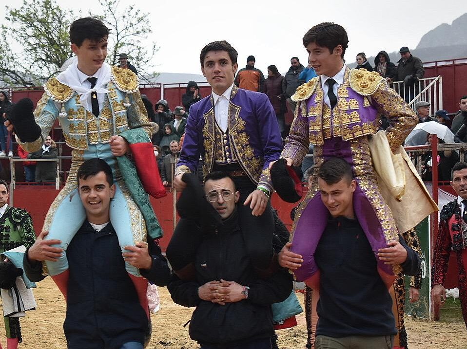 La terna se reparte nueve orejas y tres rabos en Pesaguero