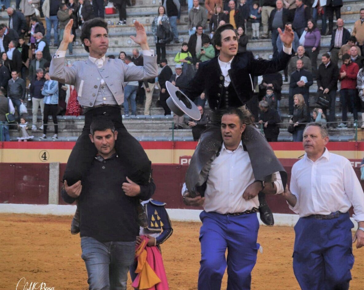 Gran tarde de Leonardo y Adrián Venegas, a hombros en Almendralejo